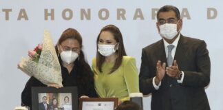 Continuidad al legado de Barbosa, sostiene Céspedes al dar reconocimiento a su viuda Rosario Orozco