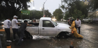 Lluvia atípica deja un muerto, autos arrastrados y caos vial en Puebla